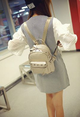 Стильный городской плетеный рюкзак с заклепками для модных девушек