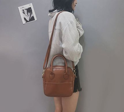 Модная глянцевая сумка с ручками для стильных девушек