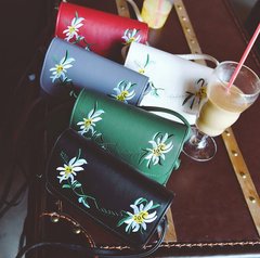 Нежная сумка клатч с вышивкой цветов