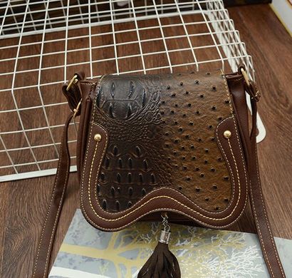Оригинальная сумочка под кожу питона с кисточкой