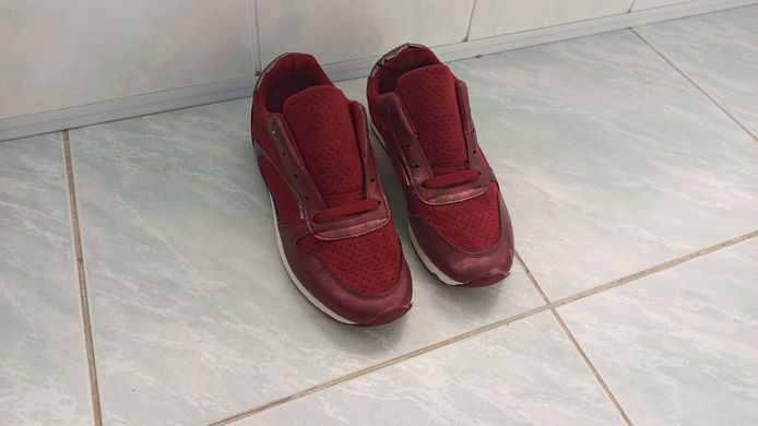 Стильные красные женские кроссовки