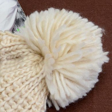 Стильная зимняя вязанная шапка с помпоном