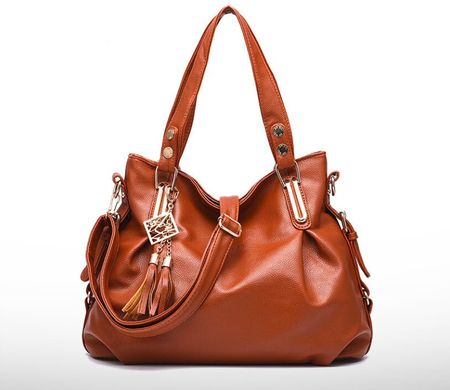 Стильная женская сумка-хобо с брелком кисточка