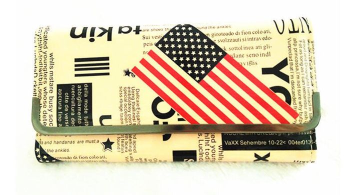 Стильный лакированный кошелек с принтом газеты