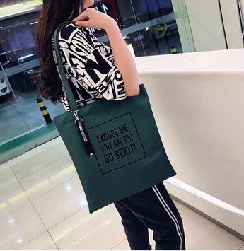 Большая матовая сумка шоппер для модных девушек с надписью и клатчем