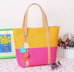 Стильная двухцветная женская сумка с брелком сердечками