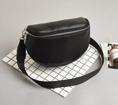 Стильная черная сумка на ремешке оригиального дизайна