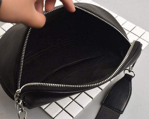Стильная черная сумка на ремешке оригиального дизайна